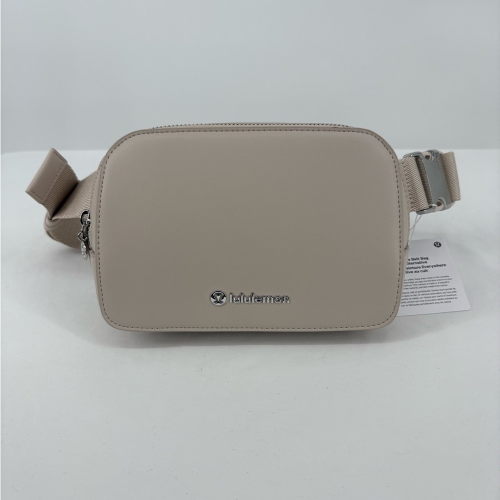 Lululemon Everywhere Belt Bag 1L
Leather Alternative - Picture 6 of 8